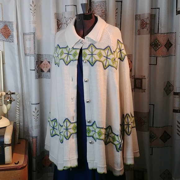 Vintage Cream Scallop Cape - Picture 2 of 13